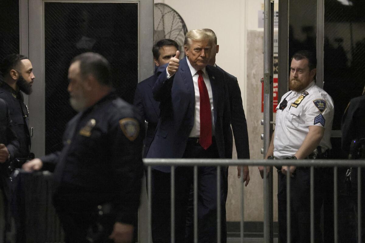 Inicia juicio a Trump en Nueva York; jornada concluye sin que se hayan seleccionado jurados