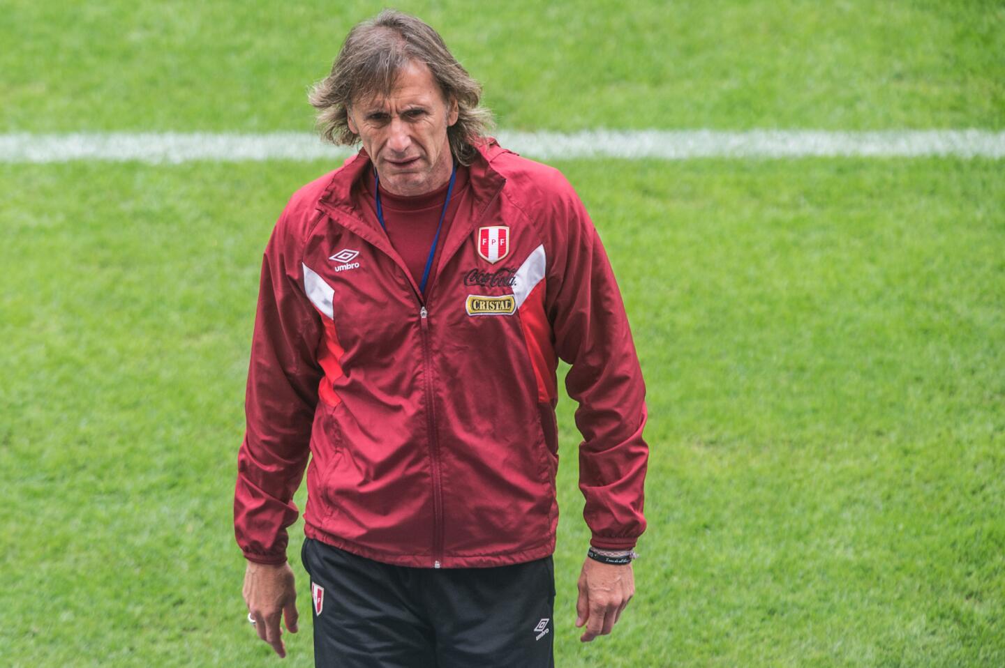 Peru's coach, Argentine Ricardo Gareca takes part in a training session in Lima on October 9, 2017 ahead of their 2018 World Cup football qualifier match against Colombia, on October 10 in Lima. / AFP PHOTO / ERNESTO BENAVIDES (Photo credit should read ERNESTO BENAVIDES/AFP/Getty Images)