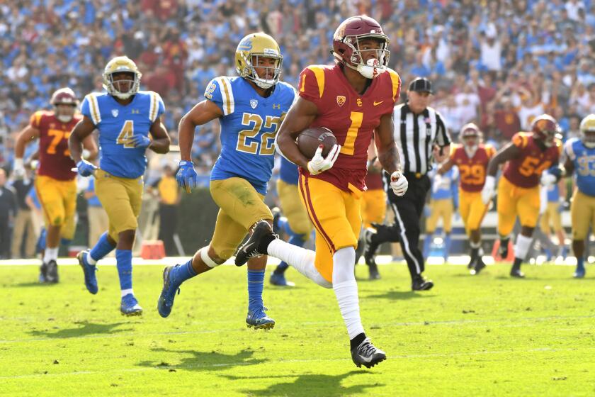 PASADENA, CALIFORNIA OCTOBER 17, 2018-USC receiver Velus Jones Jr. sprints to the end zone for a touchdown as UCLA defensive back Nate Meadors gives chase in the 2nd quarter at the Rose Bowl Saturday. (Wally Skalij/Los Angeles Times)