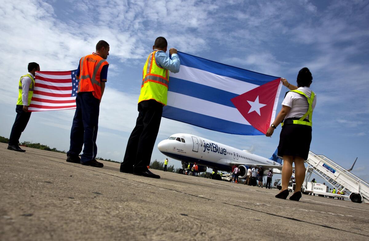 Trabajadores aeroportuarios reciben al vuelo JetBlue 387 _el primer vuelo comercial entre Estados Unidos y Cuba