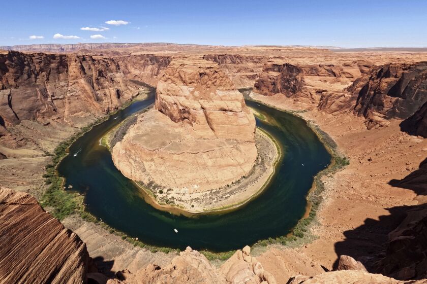 Vista de la "herradura" del río Colorado en la Glen Canyon National Recreation Area de Page (Arizona) en foto del 8 de junio del 2022. (AP Photo/Brittany Peterson, File)