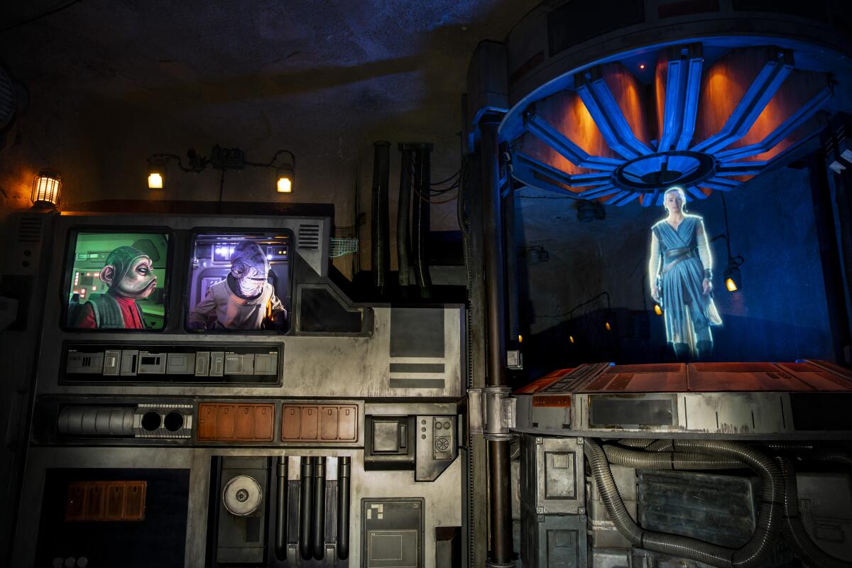 Una escena temprana de Star Wars: Rise of the Resistance con una imagen holográfica del Rey de Daisy Ridley. El viaje se mostró a los medios antes de su apertura el jueves en Disney's Hollywood Studios en Walt Disney World en Orlando, Florida.