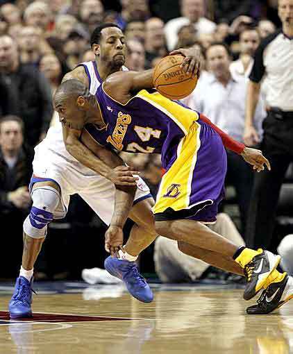 Lakers guard Kobe Bryant tries to drive past 76ers forward Andre Iguodala in the fourth quarter Monday night in Philadelphia. Bryant, who scored 24 points in the first half, made only two of 12 shots in the second half.
