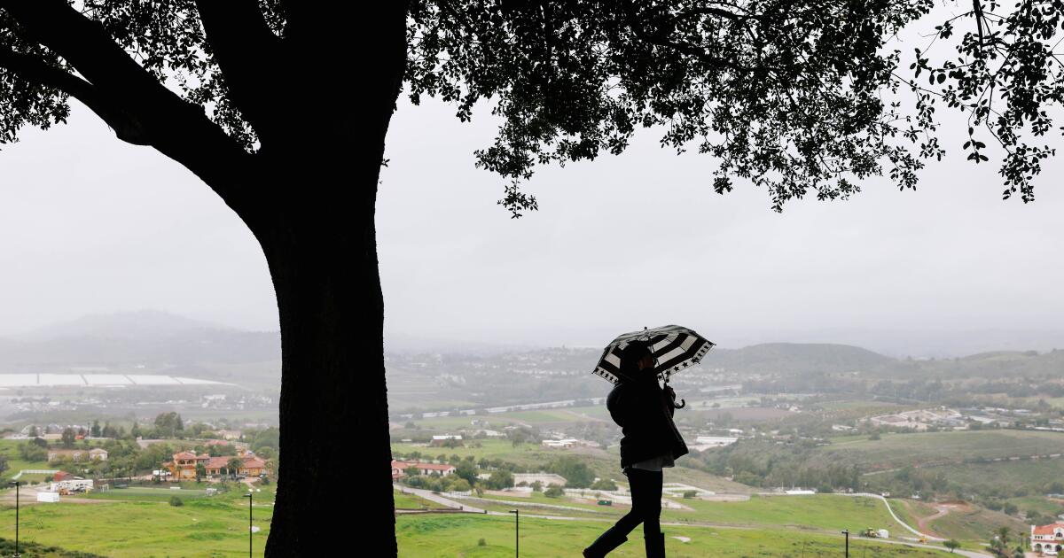 南加州遭遇暴雨，居民们被敦促保持警惕，防止泥石流