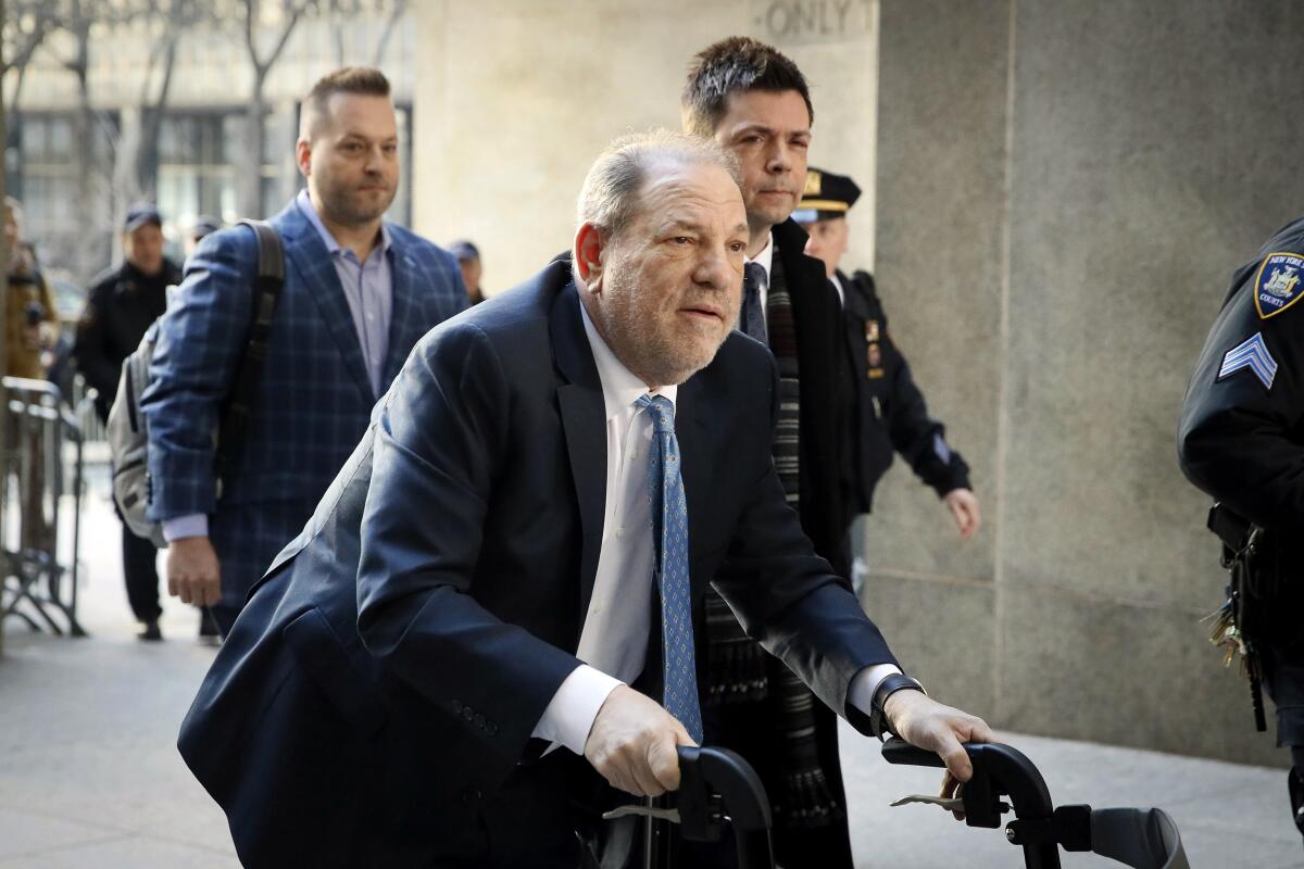 En esta fotografía del 24 de febrero de 2020, Harvey Weinstein llega a una corte de Manhattan 