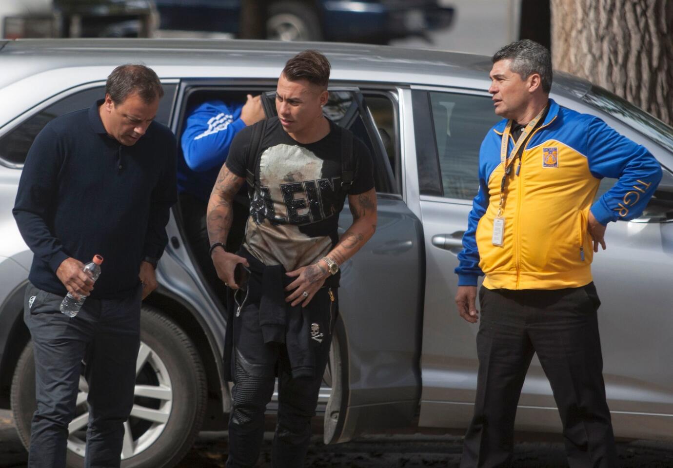 Chilean striker Eduardo Vargas (C) arrives for medical tests to play with his new team Mexican Tigres at the University Hospital of the city of Monterrey in Nuevo Leon, Mexico, on January 29, 2017. / AFP PHOTO / JULIO AGUILARJULIO AGUILAR/AFP/Getty Images ** OUTS - ELSENT, FPG, CM - OUTS * NM, PH, VA if sourced by CT, LA or MoD **