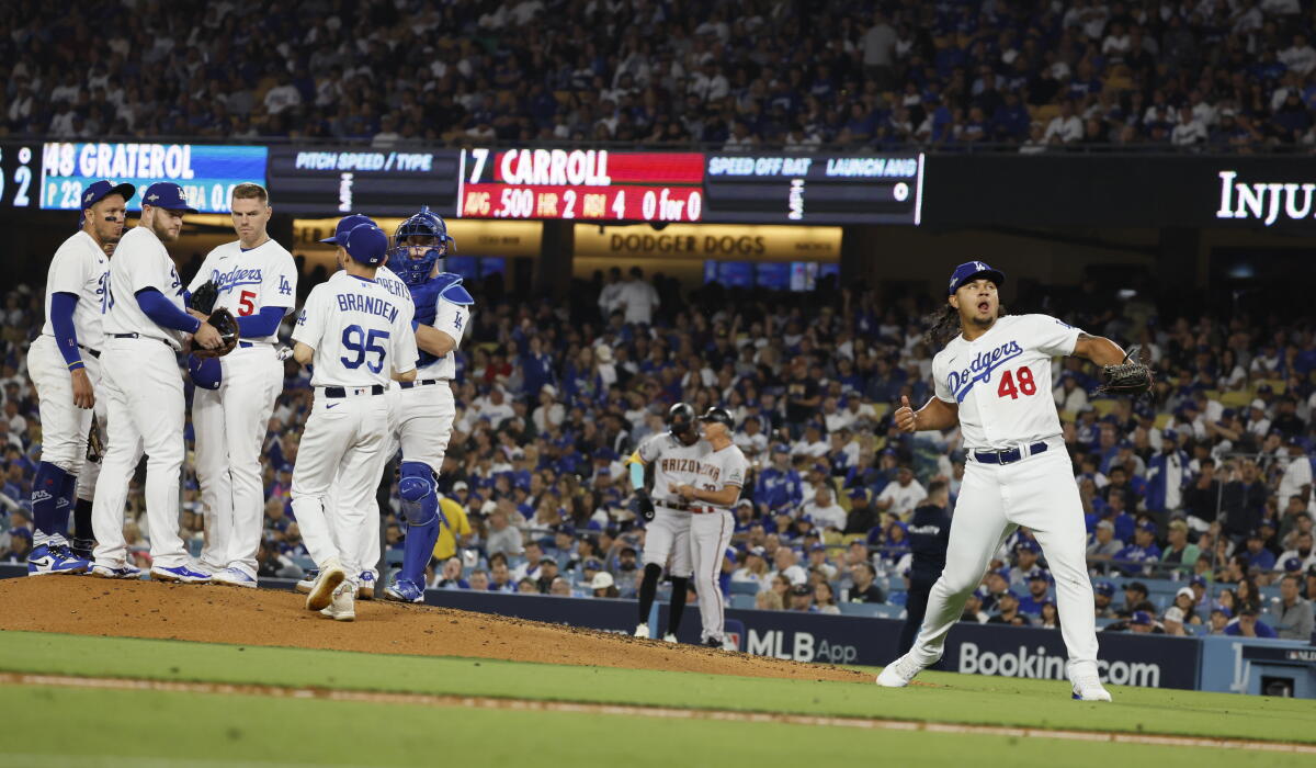 Dodgers'ın yardımcısı Brusdar Graterol, teknik direktör Dave Roberts tarafından çekildikten sonra kendine özgü kutlamasını yapıyor.