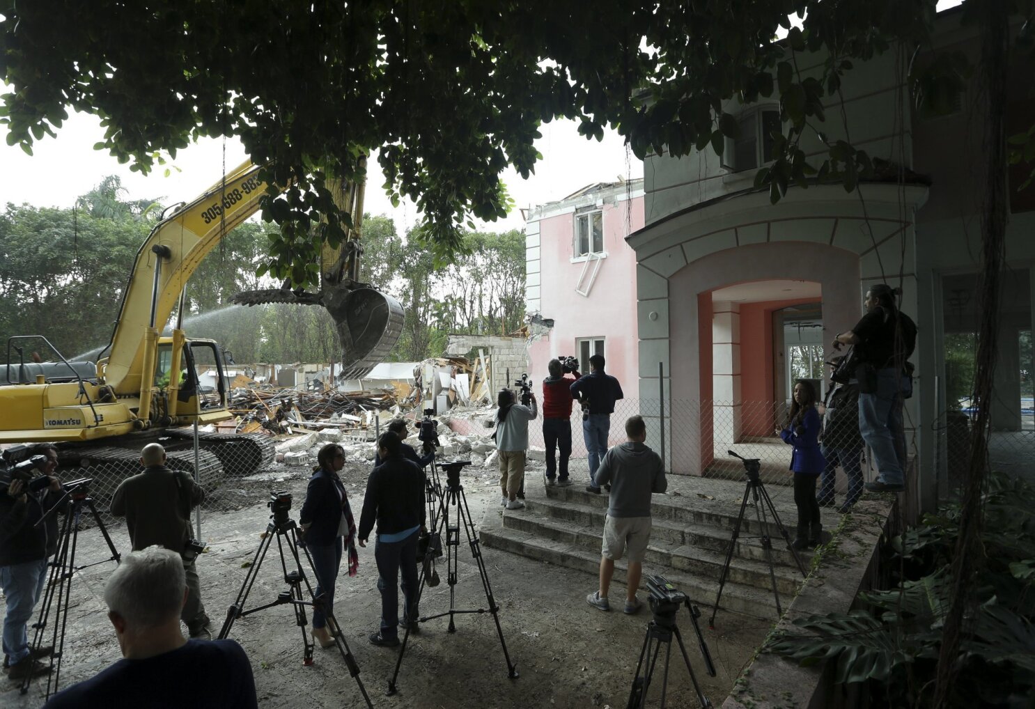 Demolition Begins On Florida Mansion Owned By Pablo Escobar The San Diego Union Tribune