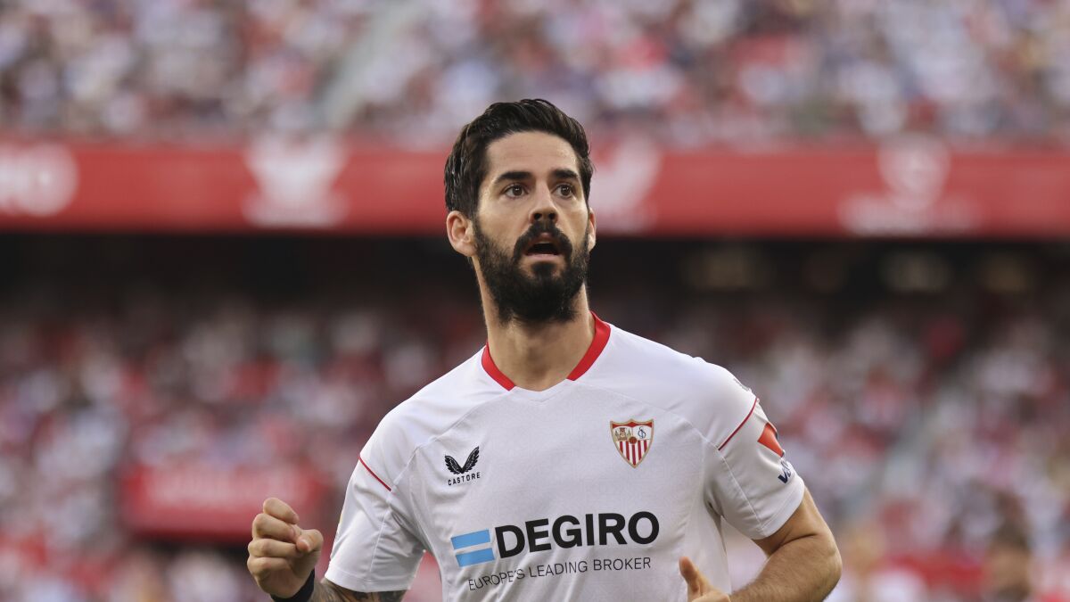 FILE - Sevilla's Isco Alarcon during a Spanish La Liga soccer match between Sevilla and Rayo Vallecano at the Ramon Sanchez-Pizjuan stadium in Sevilla, Spain, Oct. 29, 2022. Former Real Madrid star Isco Alarcon’s surpise move to Union Berlin was called off just before completion Tuesday, Jan. 31, 2023 with club and player representatives each accusing the other of collapsing the deal. (AP Photo/Jose Luis Contreras Navarro, File)