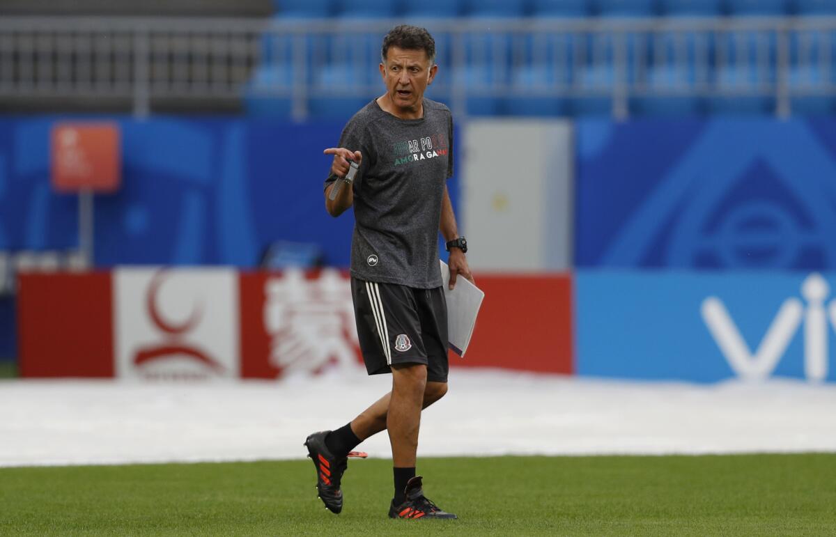 El técnico de la selección mexicana, Juan Carlos Osorio, da instrucciones en un entrenamiento antes del duelo con Brasil por los octavos de final de la Copa del Mundo, en la Arena Samara, el domingo 1 de julio de 2018, en Samara, Rusia.