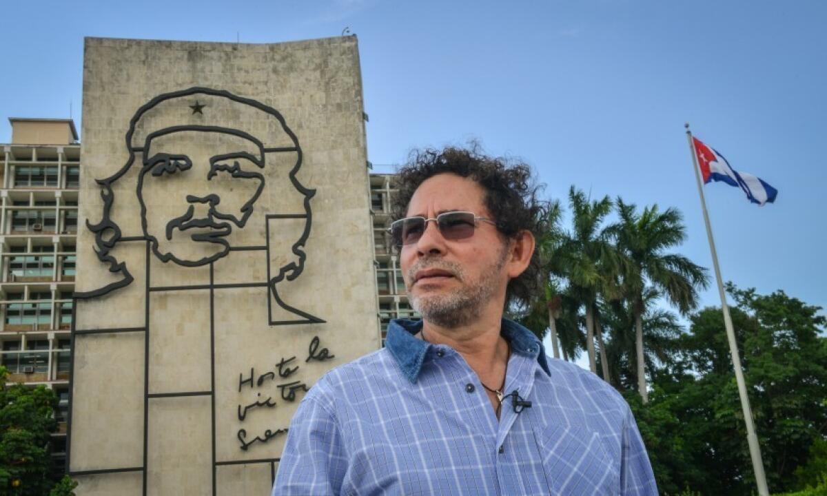 Pastor Alape, comandante de las FARC, durante una entrevista en la Plaza de la Revolución, en La Habana.
