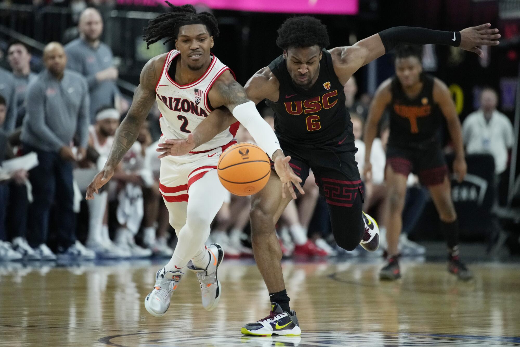 USC's Bronny James battles Arizon 