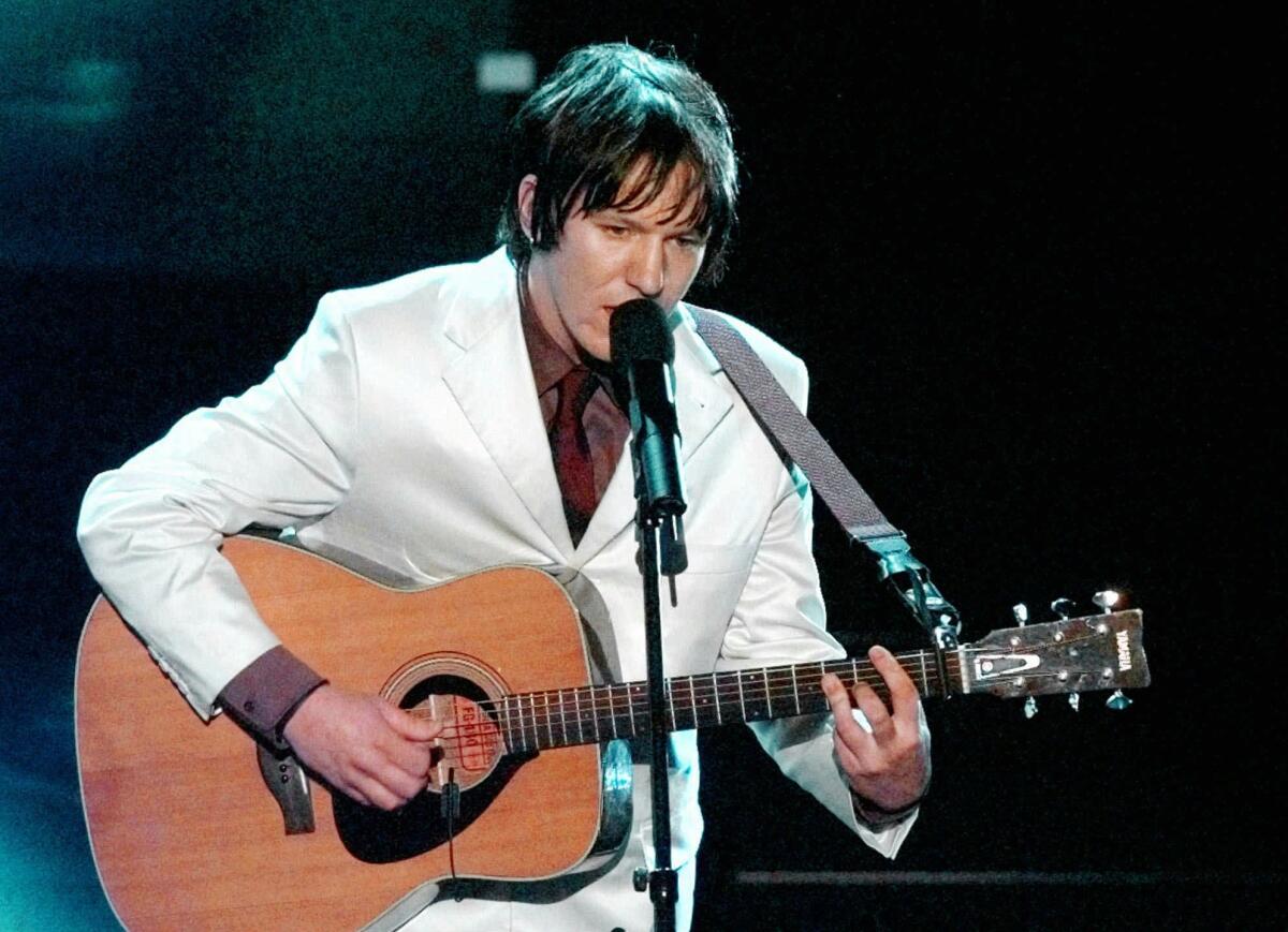 Singer-songwriter Elliott Smith performs "Miss Misery" from the film "Good Will Hunting" at the 70th Academy Awards on March 23, 1998.