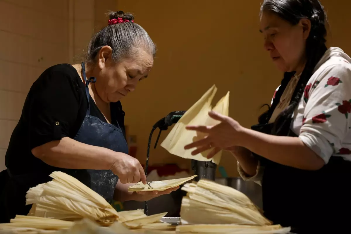 Claudia Pérez, izquierda, prepara más de 1,000 tamales con Petra Ramírez
