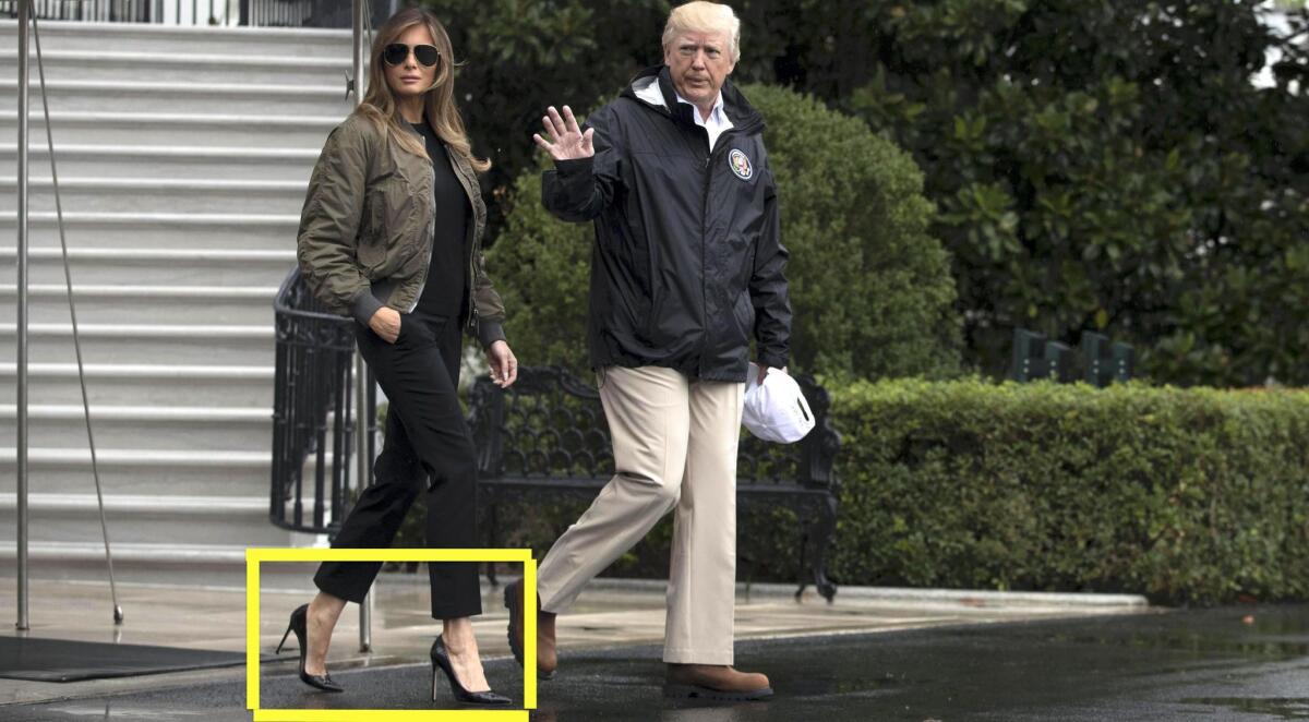 El presidente de EEUU, Donald Trump (d), y la primera dama, Melania Trump (i), con sus polémicos tacones, rumbo al helicóptero presidencial en la Casa Blanca, para evaluar el daño causado por el huracán Harvey en Texas.