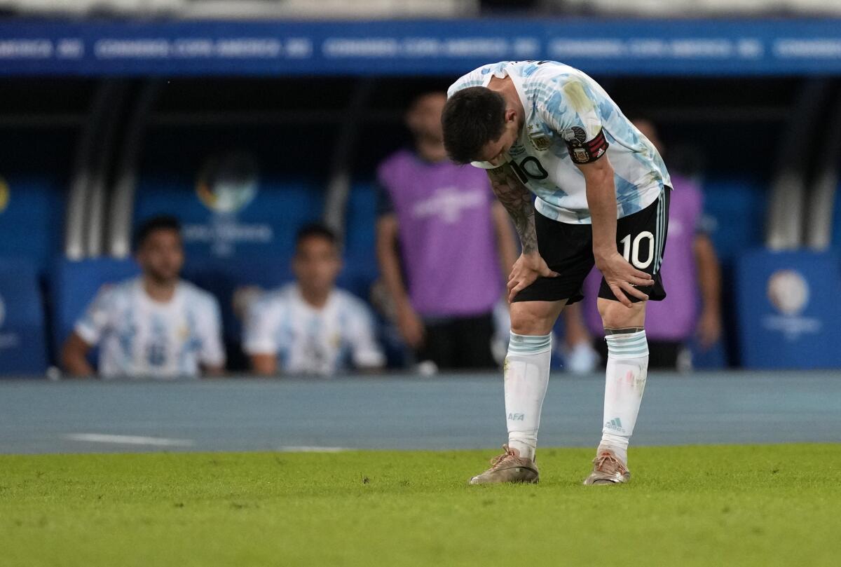 Lionel Messi, de la selección de Argentina, se agacha durante el encuentro ante Chile en la Copa América.
