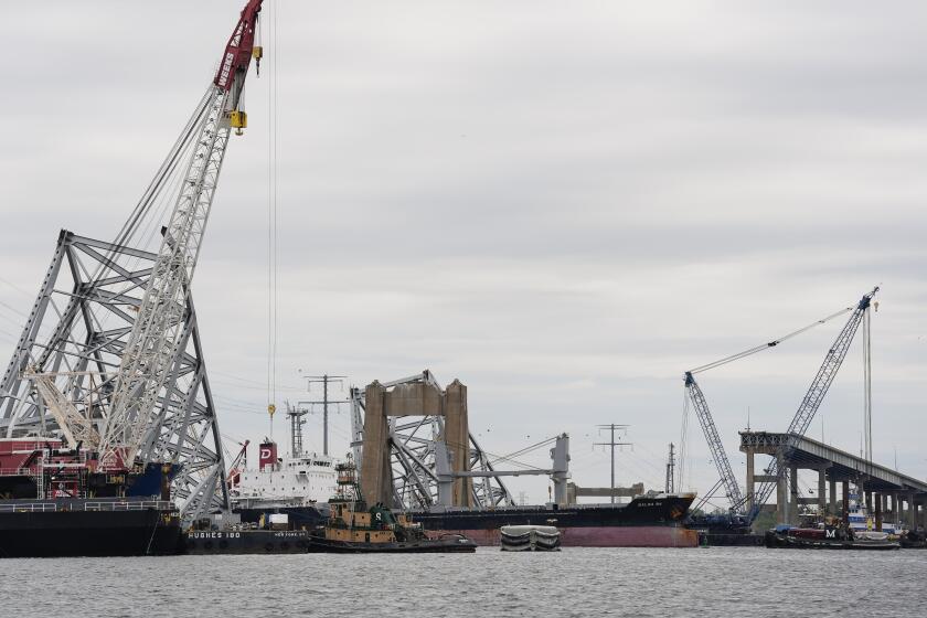 Un buque granelero avanza por un canal de aguas profundas, recién abierto en Baltimore, tras quedar varado en el puerto desde el derrumbe del puente Francis Scott Key hace cuatro semanas, el jueves 25 de abril de 2024. (AP Foto/Matt Rourke)
