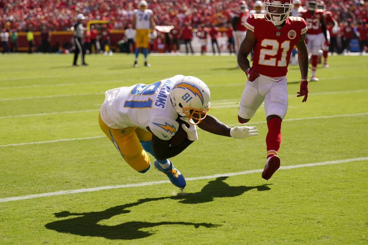 Chargers' Mike Williams (81) scores the first of his two touchdowns against the Chiefs.