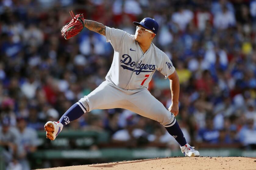 ARCHIVO - El mexicano Julio Urías, lanzador de los Dodgers de Los Ángeles, labora en el juego del 26 de agosto de 2023, ante los Medias Rojas de Boston (AP Foto/Michael Dwyer, archivo)