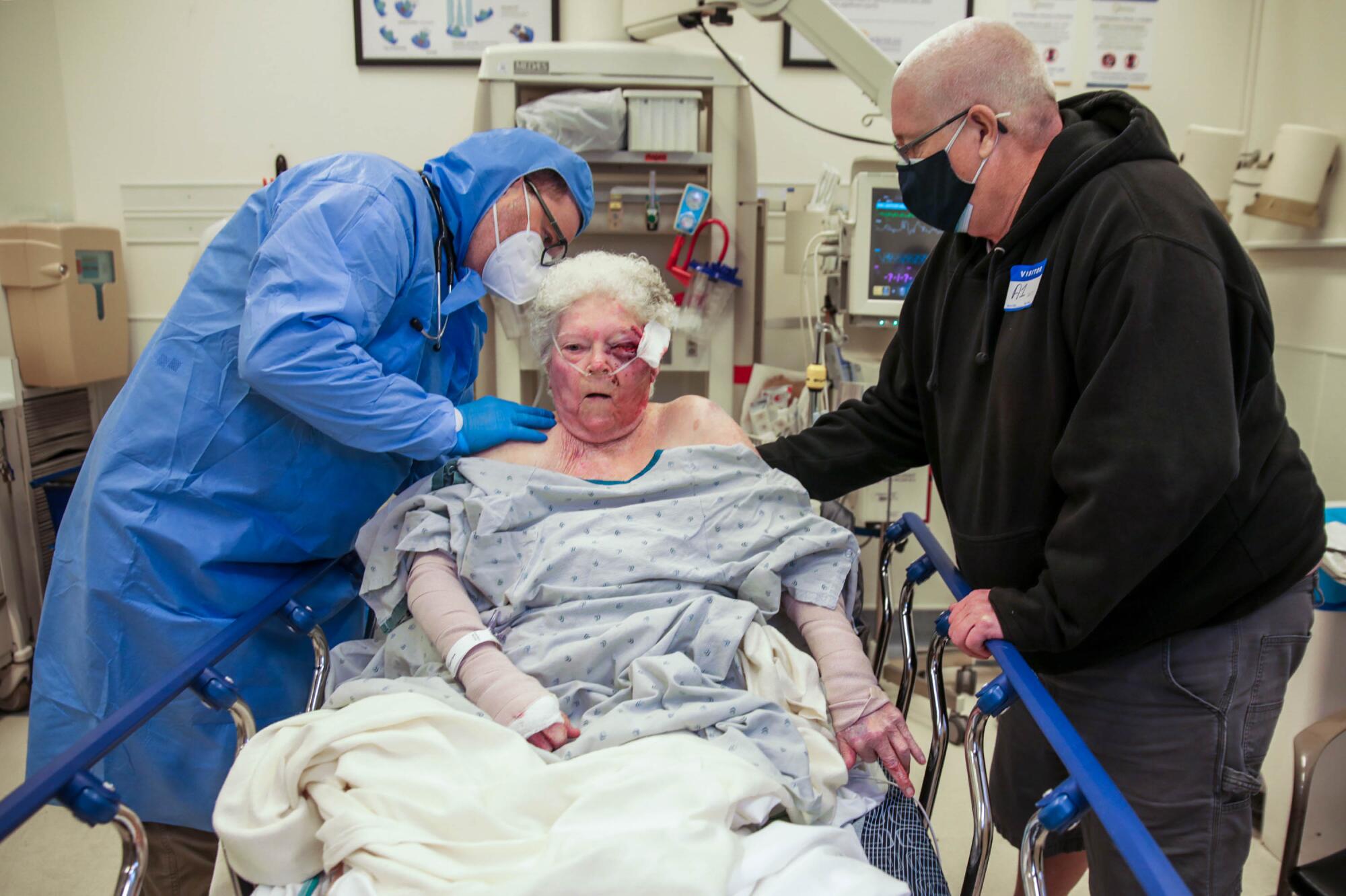 El Dr. Troy Pennington atiende a una mujer herida por una caída.