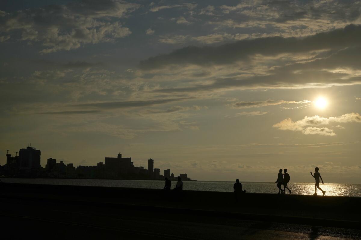 Niños caminan por el Malecón de La Habana, Cuba, el lunes 16 de mayo de 2022. 