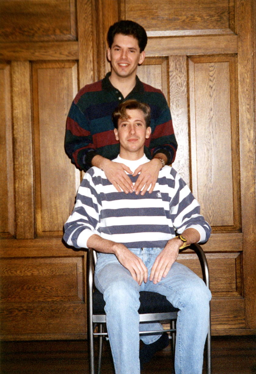Jim Obergefell, ayakta ve John Arthur, 1993'te tanıştıkları sıralarda. 