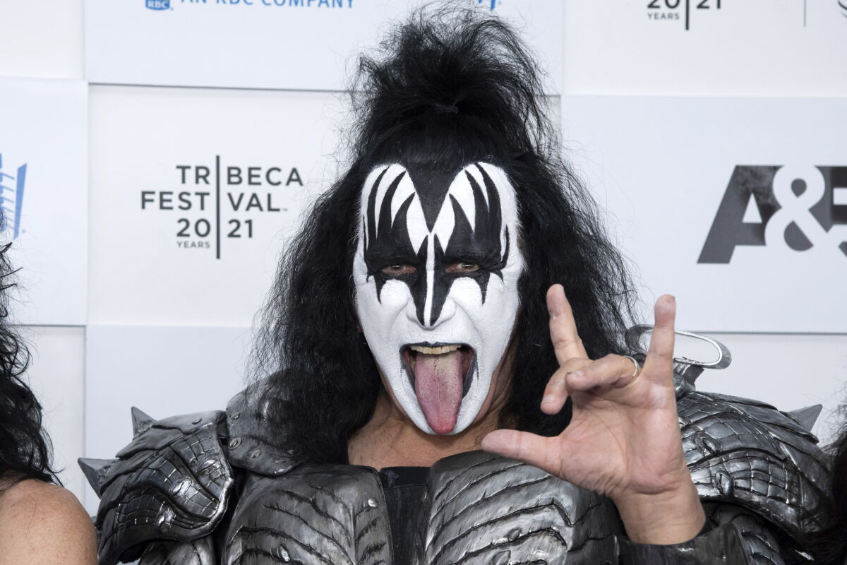 Gene Simms KISS concert stopped as Gene Simmons falls ill in Brazil - Los Angeles ...