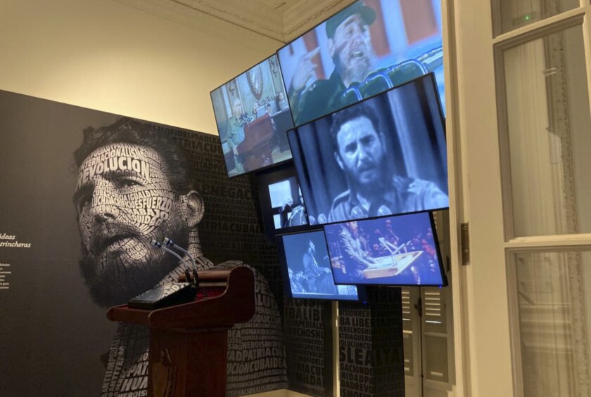 Imágenes del fallecido líder cubano Fidel Castro se exhiben en el recién inaugurado Centro Fidel Castro Ruz, en La Habana, Cuba, el martes 30 de noviembre de 2021. (AP Photo/Milexsy Duran)