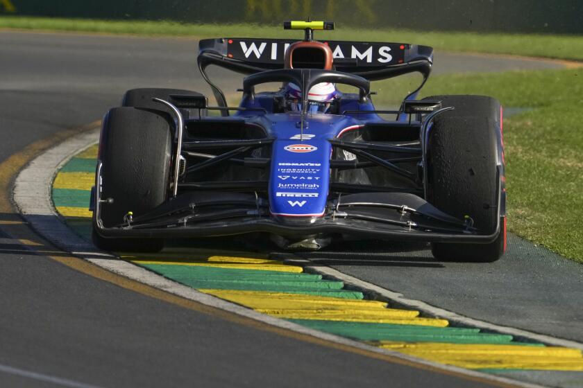 El piloto estadounidense de Williams, Logan Sargeant, conduce su auto durante la segunda sesión de práctica del Gran Premio de Australia de Fórmula Uno en Albert Park, en Melbourne, Australia, el viernes 22 de marzo de 2024. (AP Foto/Scott Barbour)