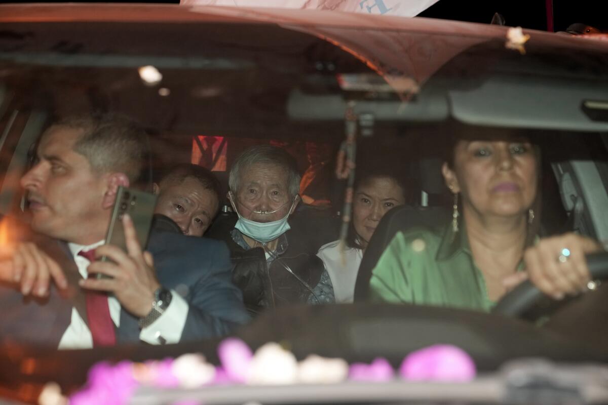 El expresidente de Perú, Alberto Fujimori, de 85 años, en el centro, sale de prisión.