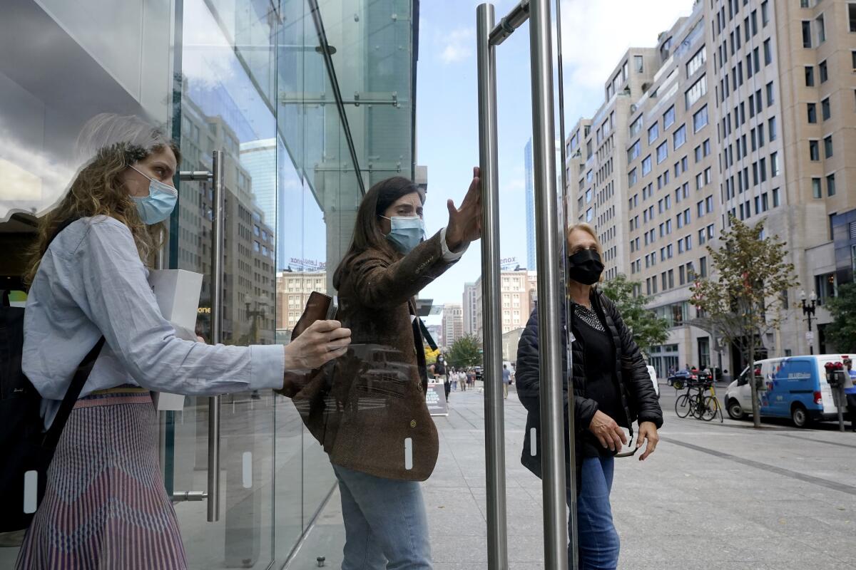 ARCHIVO - En esta foto de archivo, tres mujeres con mascarillas 