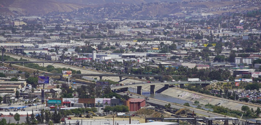 El río Tijuana atraviesa la ciudad de Tijuana en dirección a la costa de San Diego.