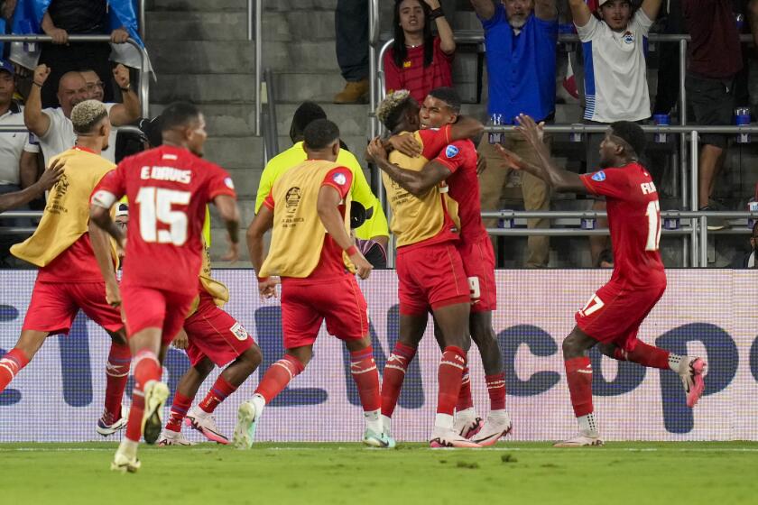 Eduardo Guerrero (segundo a la derecha) festeja tras anotar el segundo gol de Panamá ante Bolivia durante el partido contra Bolivia por el Grupo C de la Copa América, el lunes 1 de julio de 2024. (AP Foto/John Raoux)