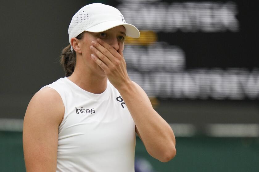 La polaca Iga Swiatek reacciona tras su derrota en la tercera ronda de Wimbledon ante Yulia Putintseva el sábado 6 de julio del 2024. (AP Foto/Alberto Pezzali)