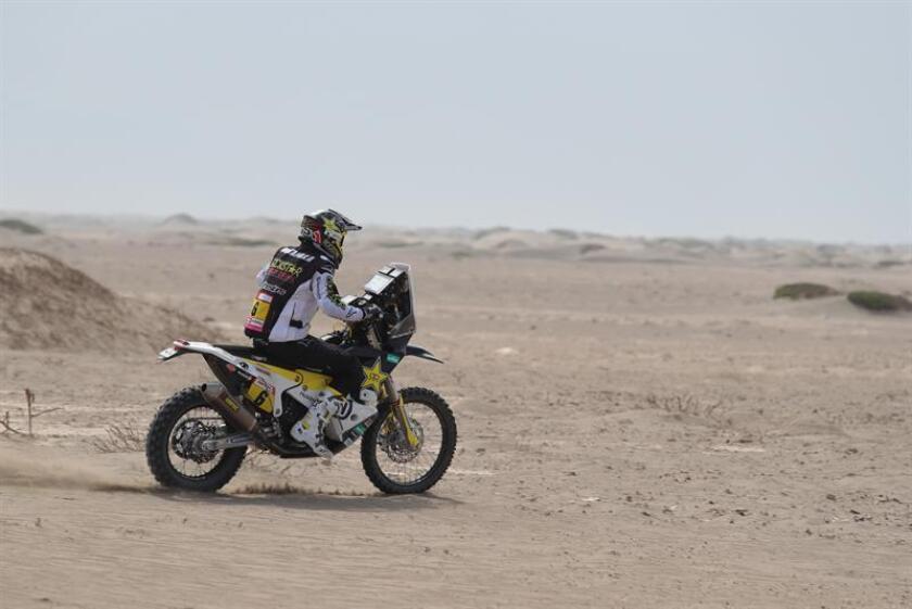 El chileno Pablo Quintanilla conduce su motocicleta Husqvarna durante la tercera etapa del Rally Dakar 2019 entre San Juan de Marcona y Arequipa (Perú). EFE