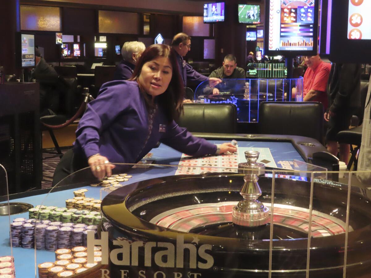 Una crupier a cargo de un juego de ruleta en el casino Harrah's, el sábado 29 de septiembre de 2023,