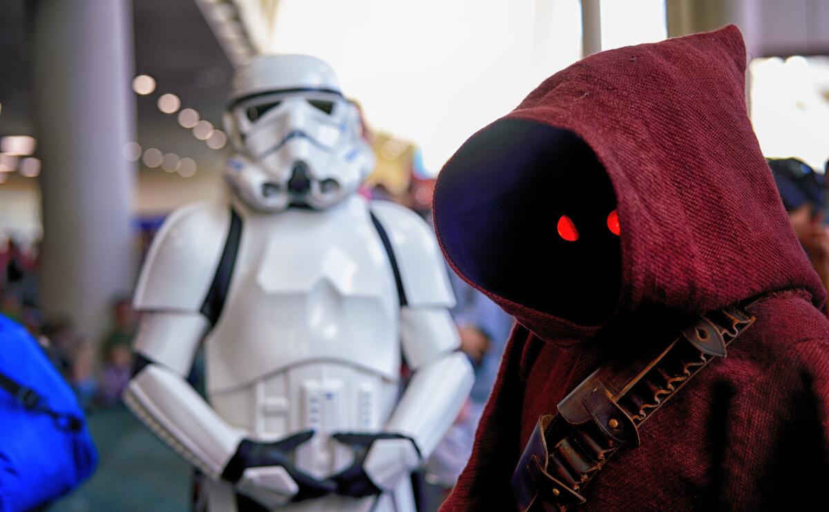 Un jawa y un soldado de asalto el último día de la Comic-Con International 2019