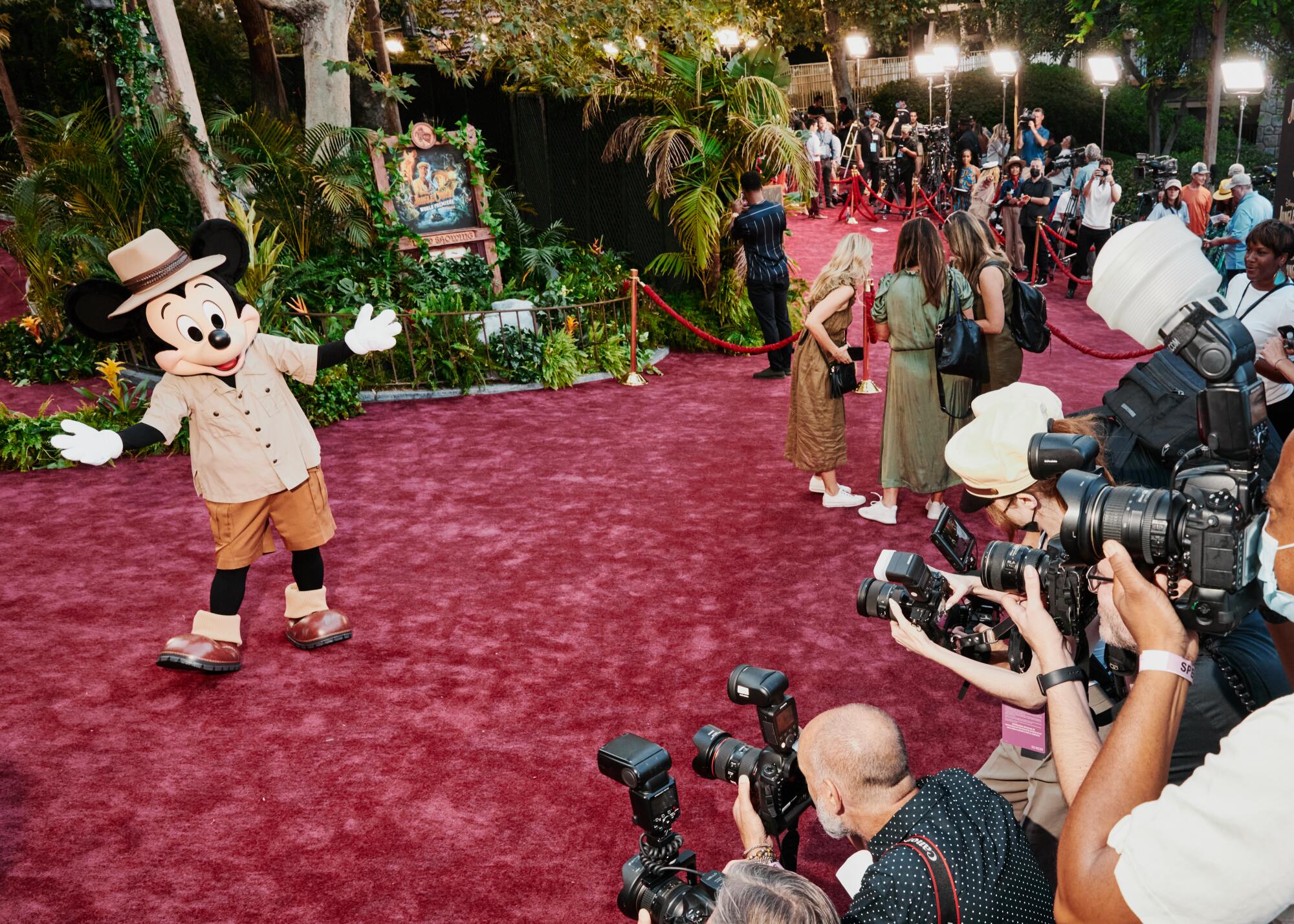Mickey Mouse camina por la alfombra roja.
