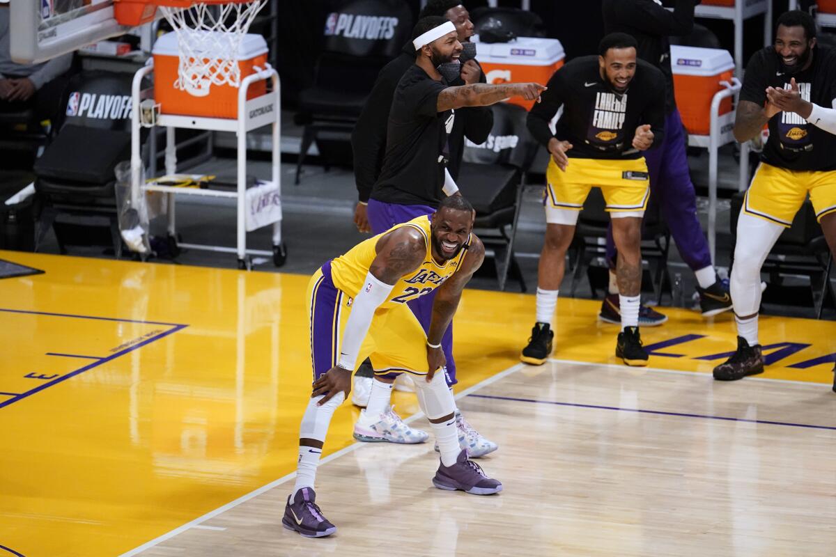 En foto del 27 de mayo del 2021, el alero de los Lakers, LeBron James sonríe en el juego ante los Suns de Phoenix.
