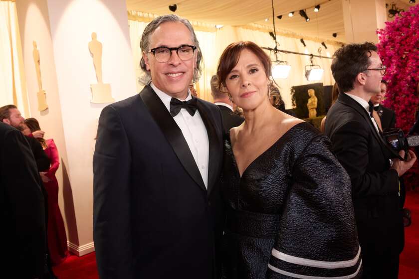 Rodrigo Prieto y su esposa Monica Chiapa durante su paso por la alfombra roja del Oscar.