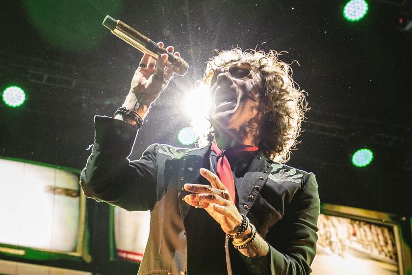 Enrique Bunbury durante su concierto del 15 de junio del 2024 en el Kia Forum.