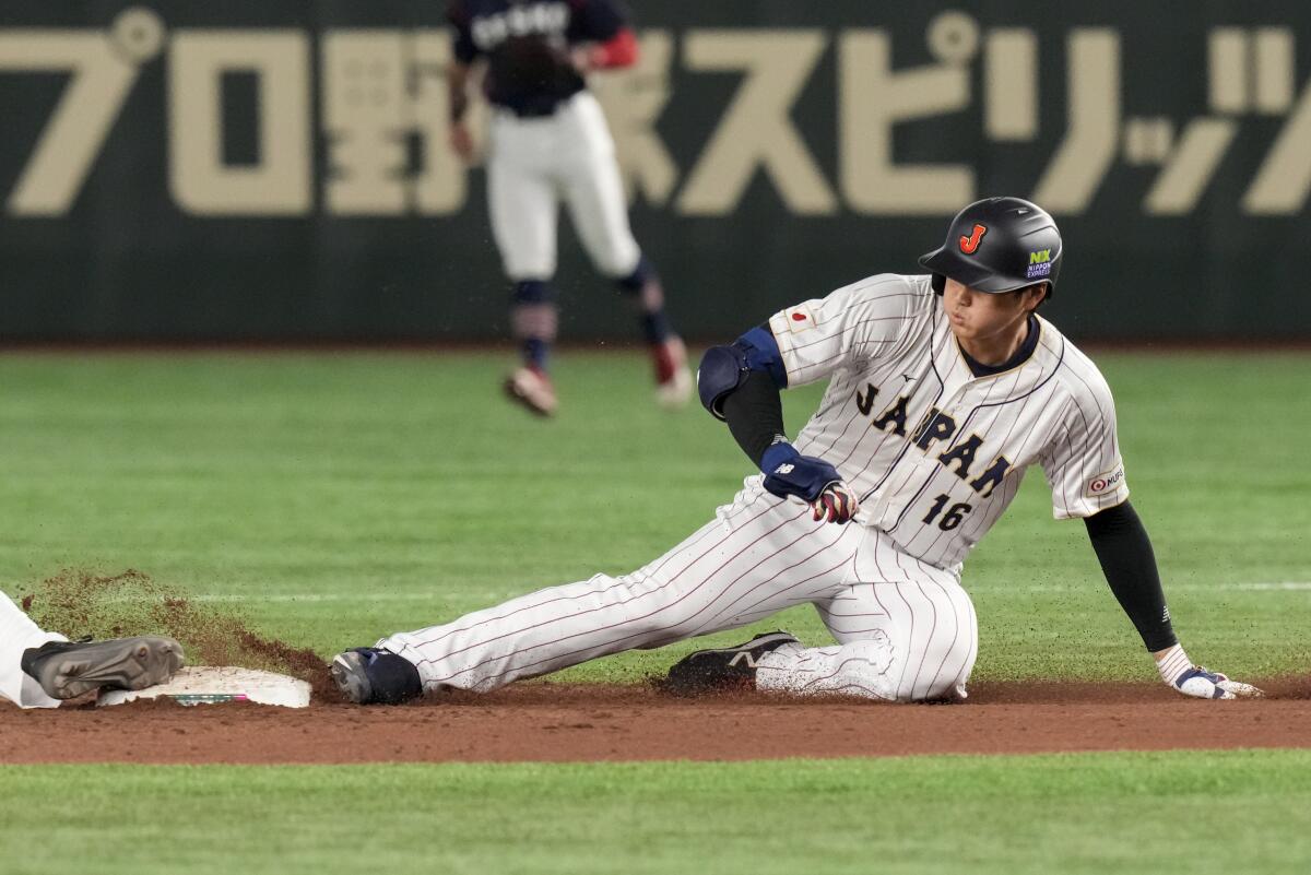 El japonés Shohei Ohtani se desliza hacia segunda base en el encuentro del Grupo B 