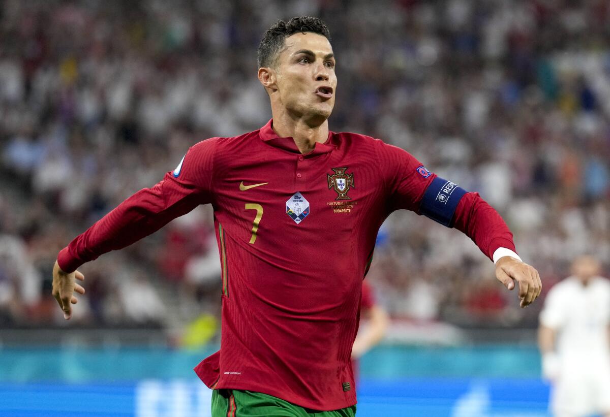 Cristiano Ronaldo celebra tras convertir de penal el primer gol de Portugal en el empate 2-2 contra Francia.