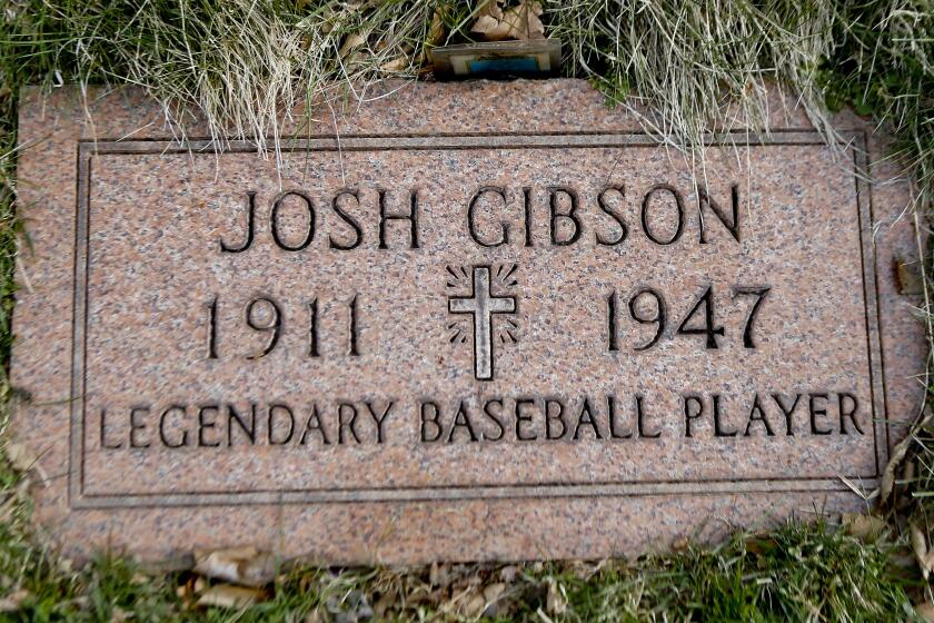 La tumba del expelotero Josh Gibson se aprecia en el Cementerio Allegheny de Pittsburgh, en esta fotografía del 17 de marzo de 2017 (AP Foto/Keith Srakocic, archivo)