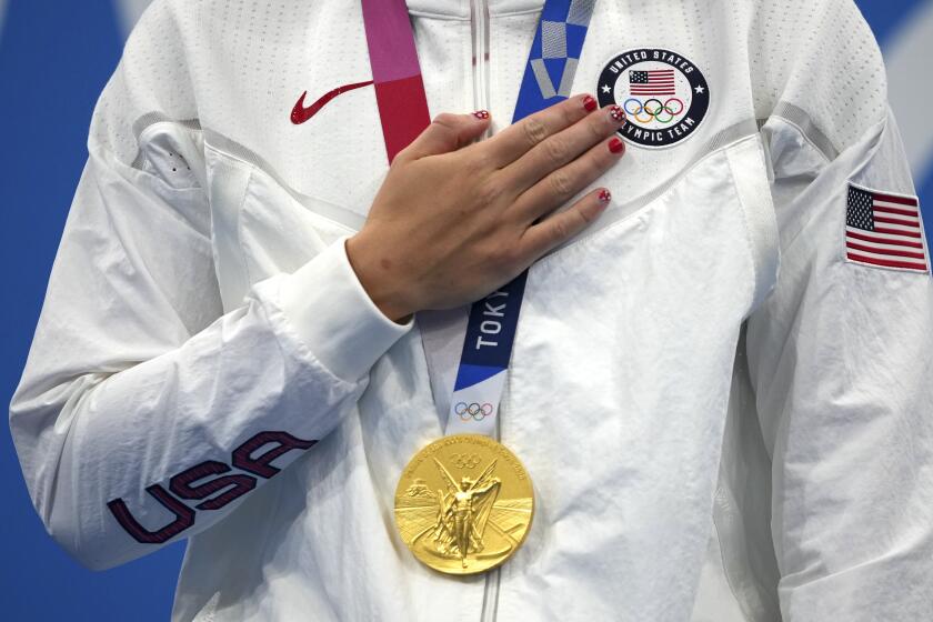 ARCHIVO - Foto del 28 de julio del 2021, la estadounidense Katie Ledecky en el podio tras ganar la medalla de oro en los 1.500 metros libres durante los Juegos de Tokio. (AP Foto/Matthias Schrader, Archivo)