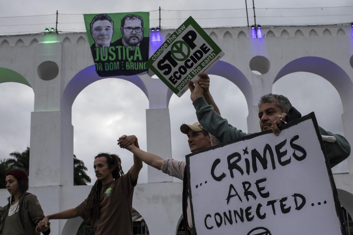 ARCHIVO - Activistas ambientales protestan para exigir justicia por las muertes del periodista británico 