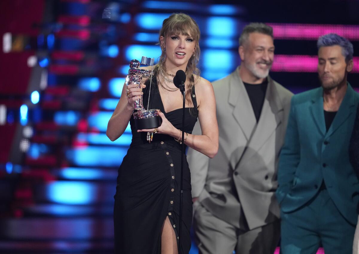 Taylor Swift recibe el premio a mejor pop por "Anti-Hero" en los 