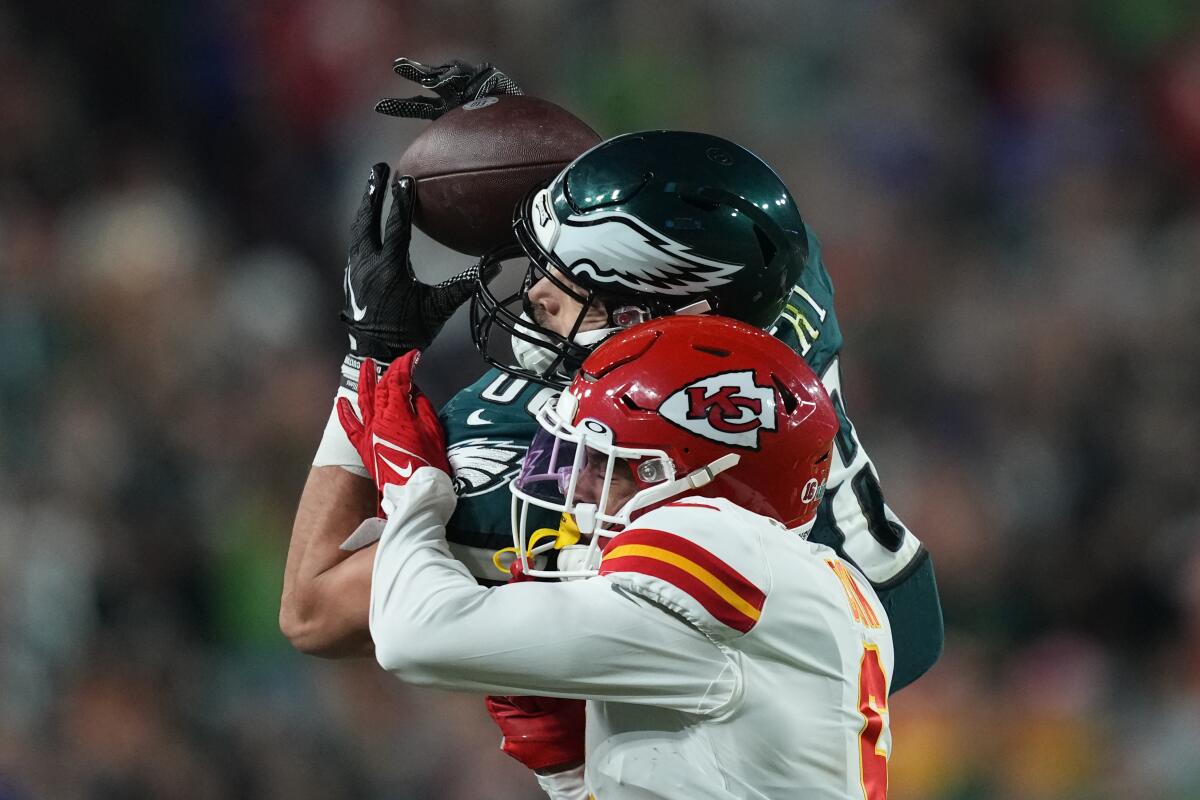 Chiefs' Patrick Mahomes has helmet shattered during playoff game