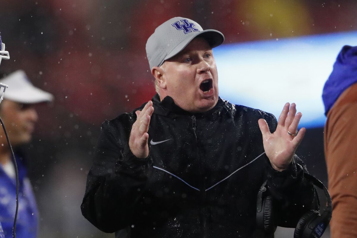 Kentucky coach Mark Stoops talks to a player