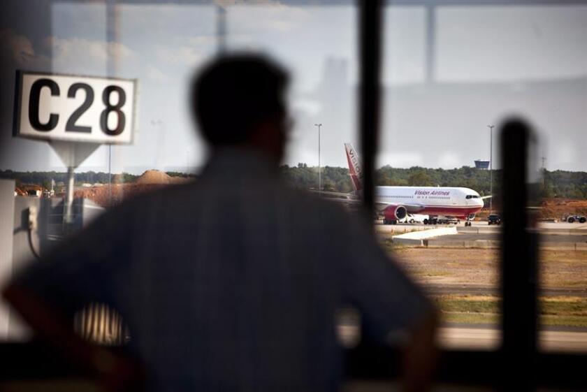 Un hombre observa el vuelo N766VA de Vision Airlines que llega al aeropuerto internacional Dulles, a las afueras de Washington D.C. (EE.UU.). EFE/Archivo